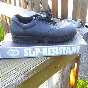 SAS slip resistant Xtra-grip black work shoes size 8 ww